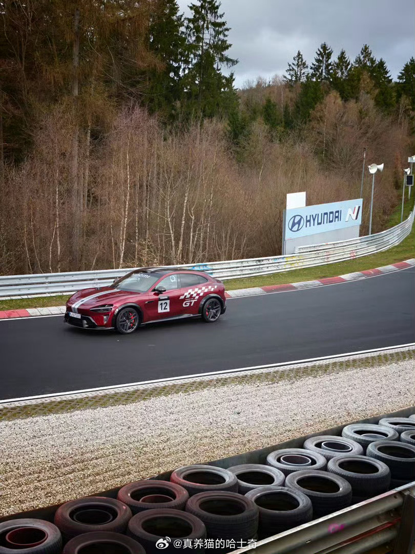 小米YU7GT无伪装实车曝光SUV也跑赛道吗？没搞懂，但是不重要，可能是新方向。