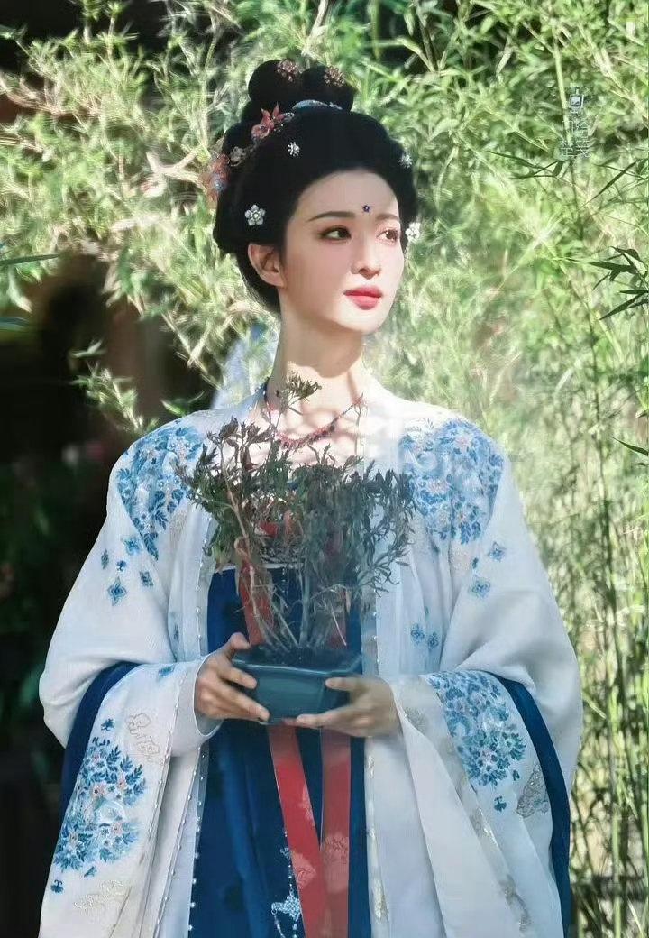 ​这氛围感绝了，妥妥从古画里走出来的美人 ​​​