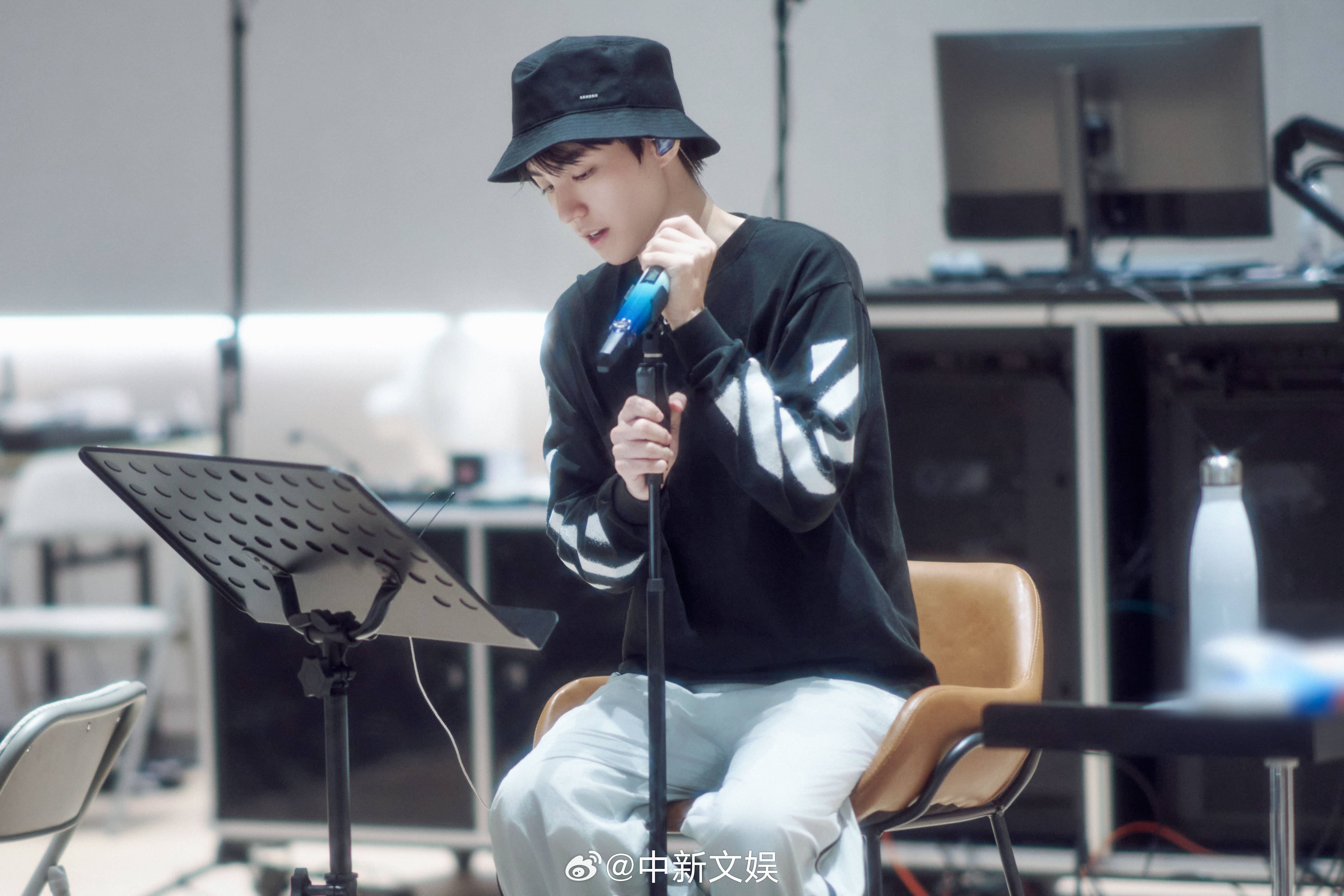 【王俊凯演唱会提醒】王俊凯呼吁不在演唱会场外聚集7月18日晚，“当·潮汐漫溢”演