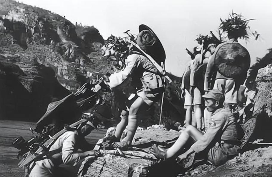 1944年，哨兵因为司令员穿着日军大衣把他认成敌人，直接一枪给打死了。本以为自己