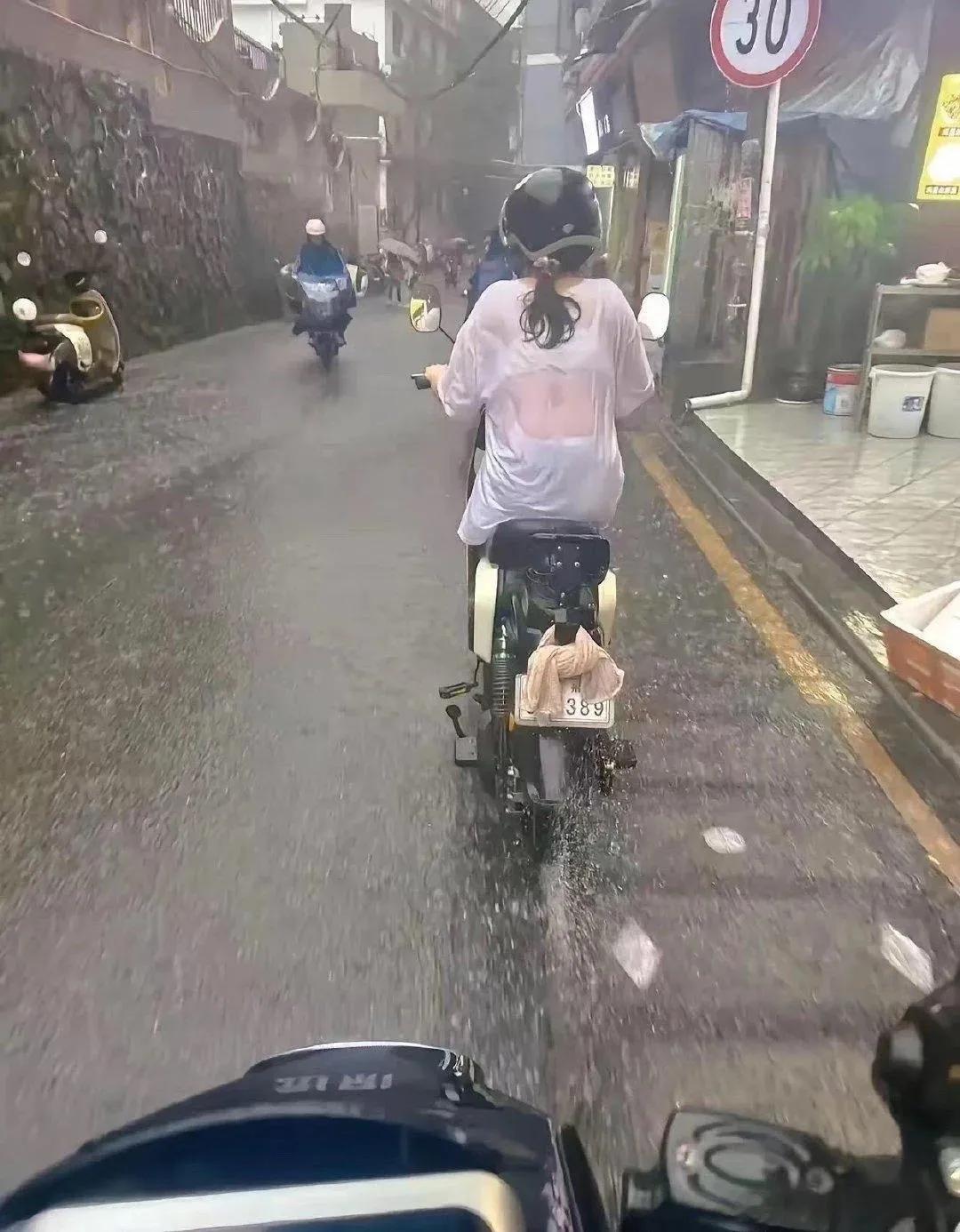 下这么大的雨竟然雨衣都没穿，如果你遇到了你会帮她吗？