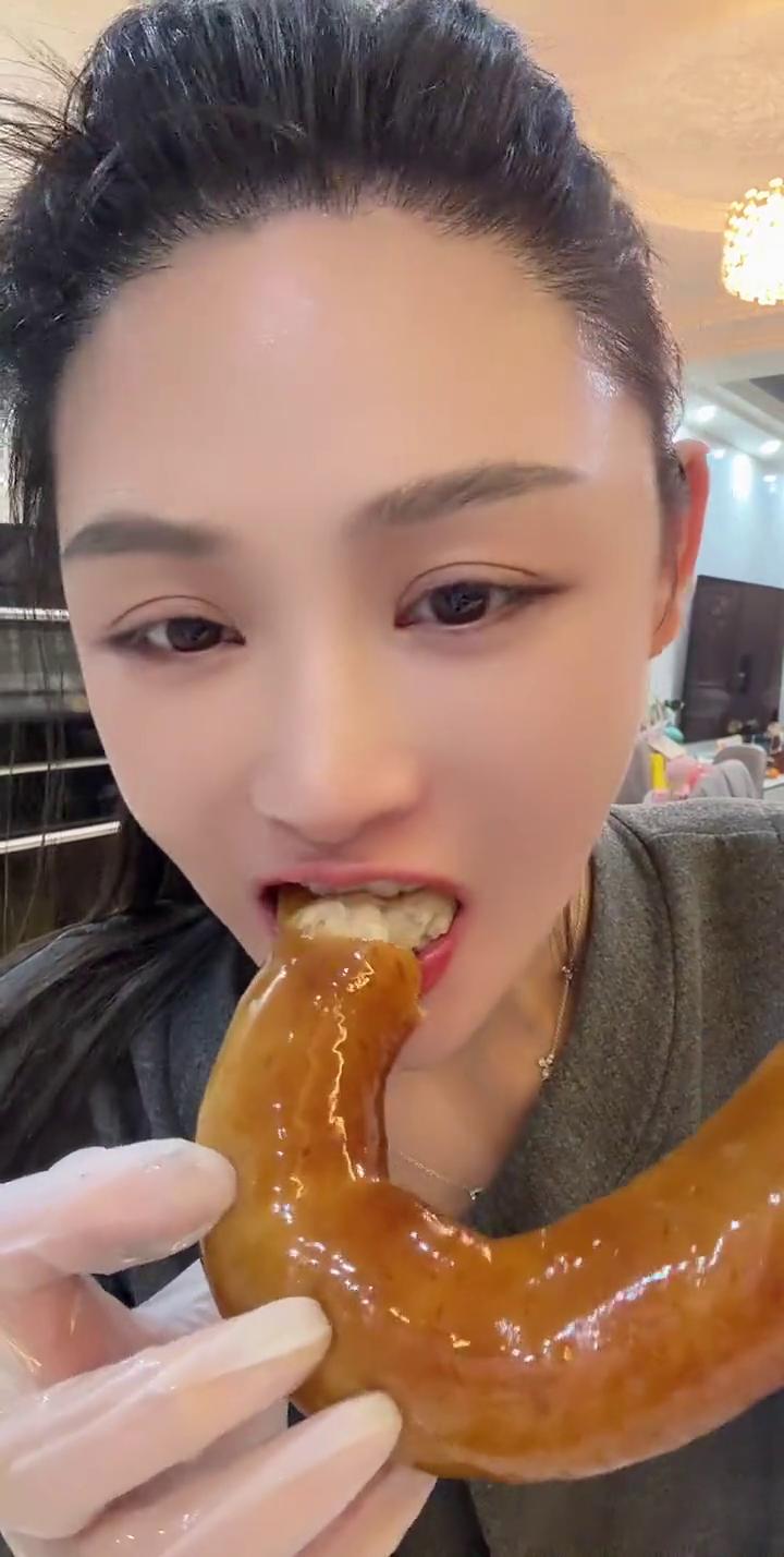 东北大粉肠黏黏糯糯，香香的。我加热了一下，喷了一个空气炸锅炸了。别看我吃的香，你