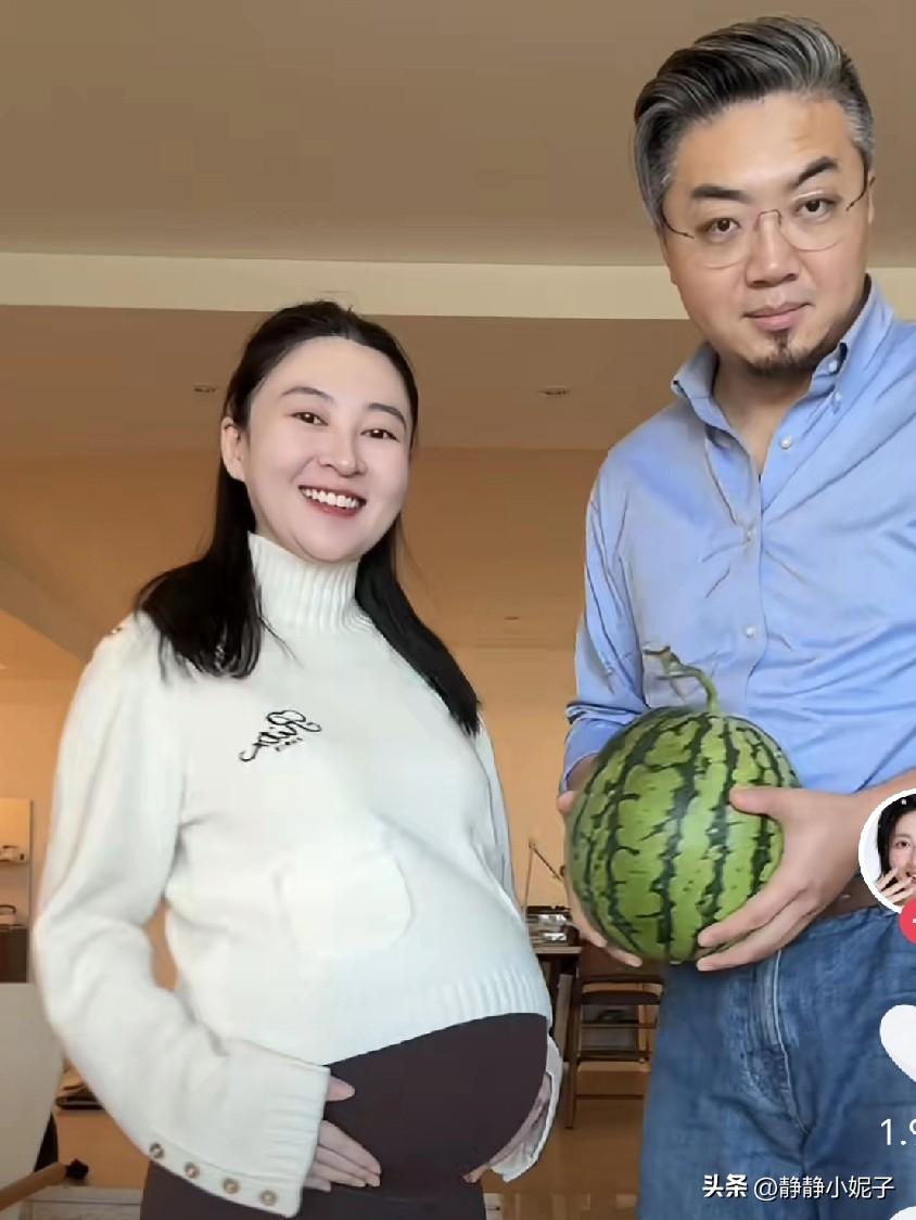 35岁高伯伯终于快生了，准备待产中，这肚子又圆又尖，从后面看不出来，网友猜测是女