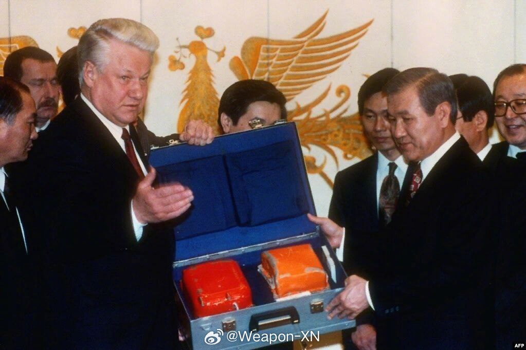 #照片中的历史[超话]# 1992 年 11 月 19 日，俄罗斯总统鲍里斯·叶