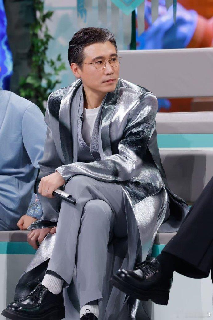 50岁的李乃文健步如飞李乃文勇闯趾压板，50 岁还能这么有活力，这精神状态，我实