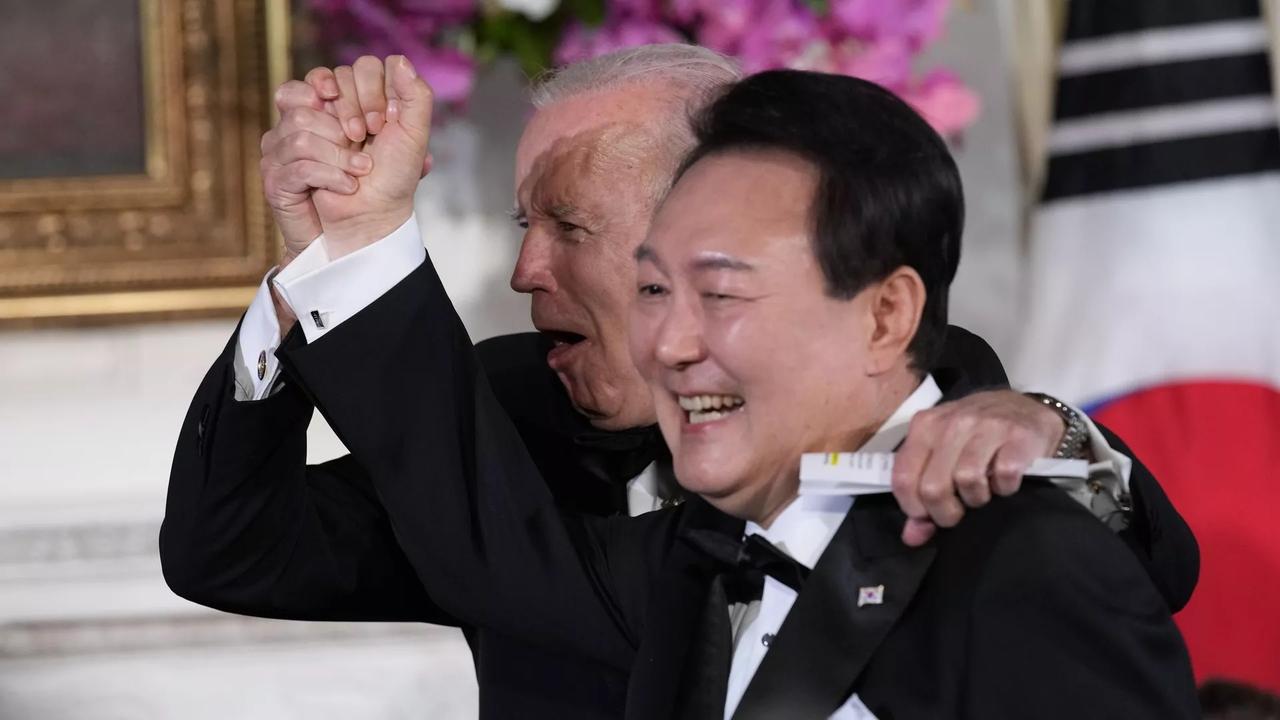 尹锡悦对外屈辱，对内蛮横

韩国总统尹锡悦上任以来，其在外交上的作所作所为，用一