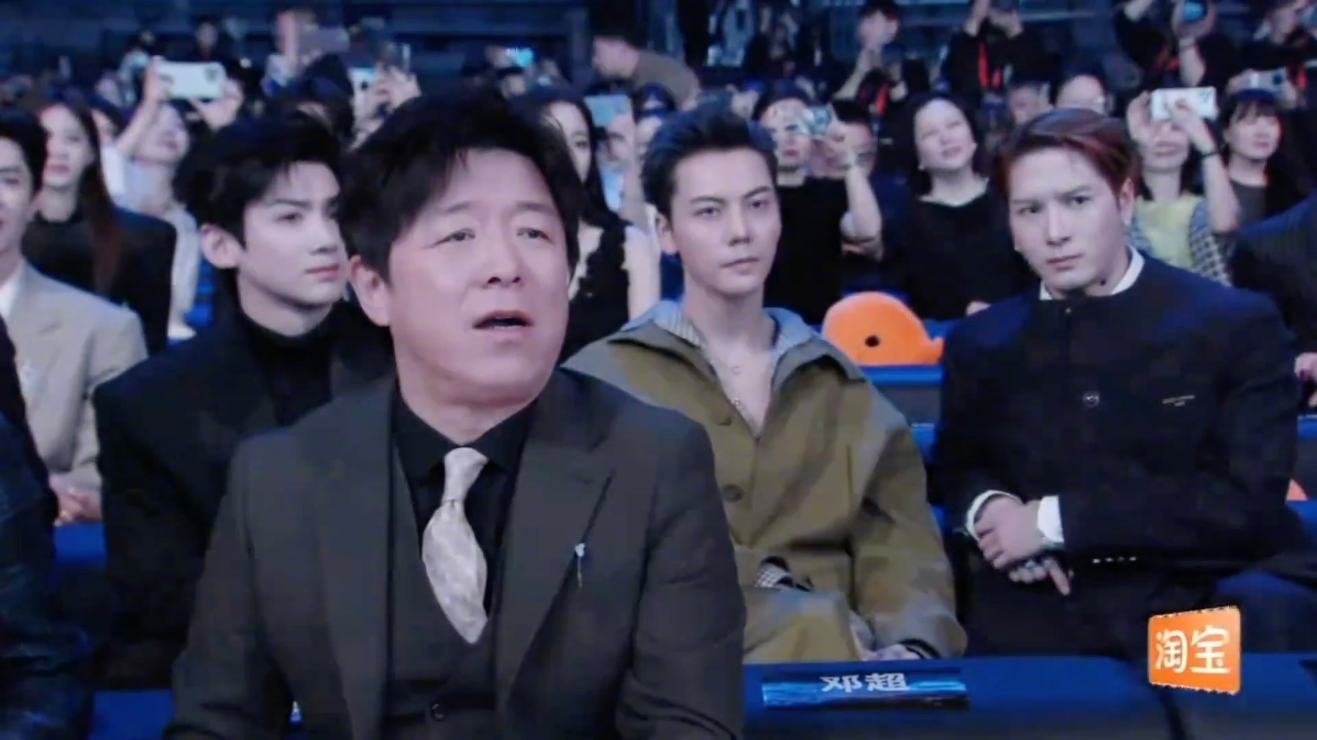 我看机器人跳舞就黄渤王嘉尔白敬亭陈伟霆这样…这四个人各有各的好笑哈哈哈哈哈哈哈 