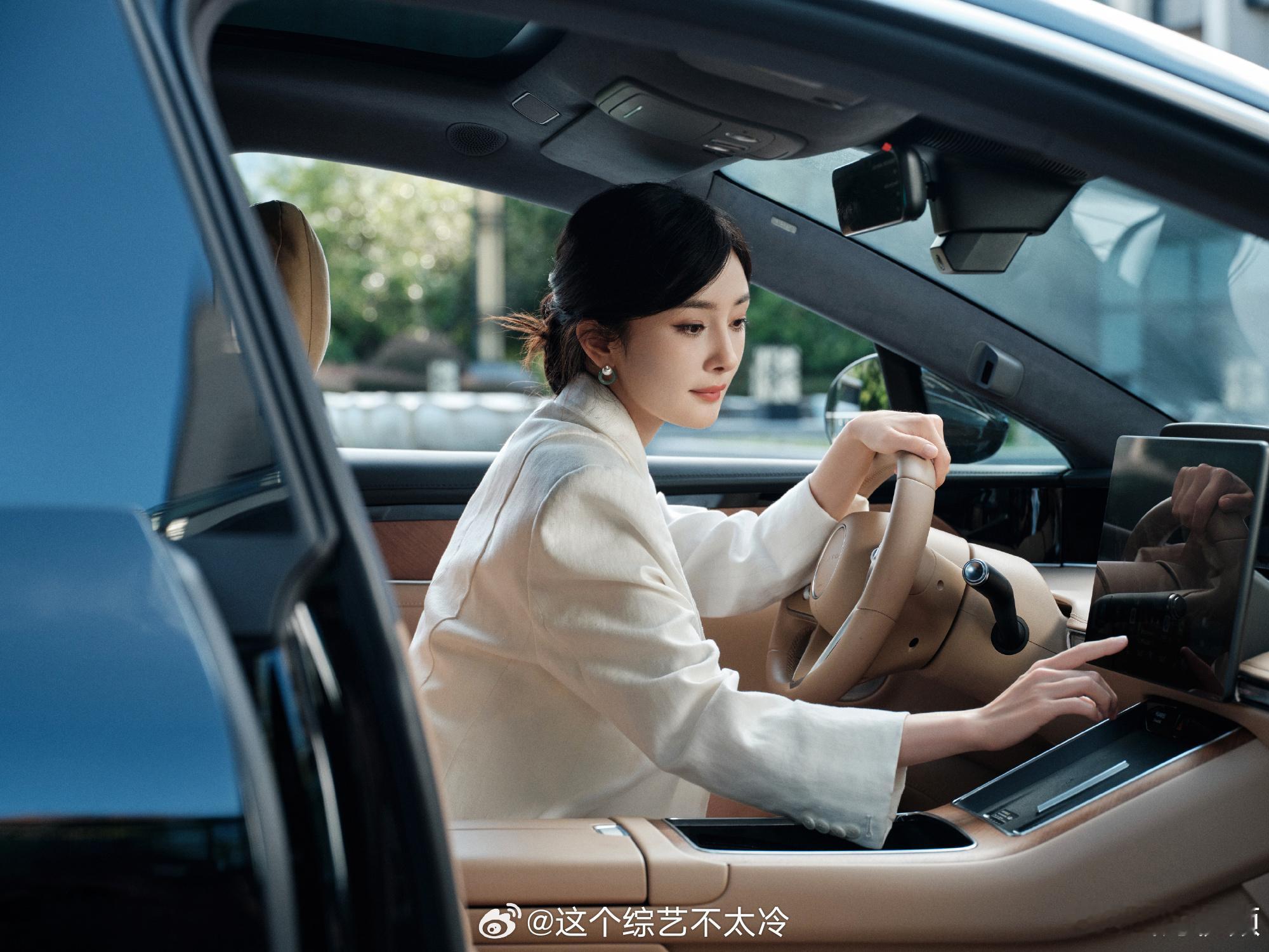 #杨幂单手开车##杨幂开车a感#杨幂单手开车，a感十足，想坐姐姐的副驾驶！ ​​
