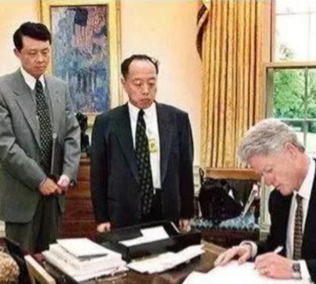 1999年“炸馆”事件发生后，克林顿向中国道歉，李肇星要求他白纸黑字的写出来，结