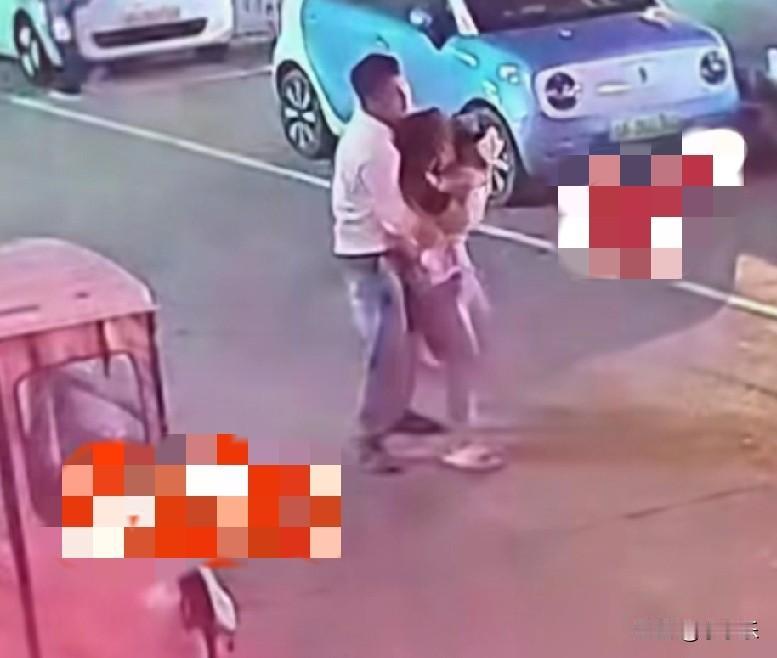 10月10日，河南，大街上一男子纠缠一女子，抱着女子不松手，过往路人无人敢帮忙。