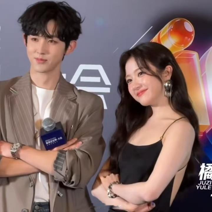 郭俊辰给李兰迪比兔耳朵郭俊辰李兰迪互动好甜 线下郭俊辰给李兰迪比兔耳朵的样子真的