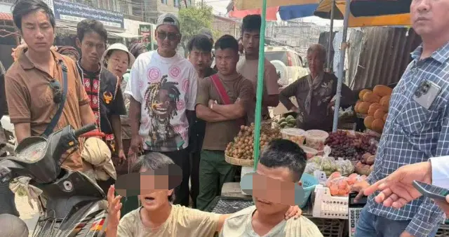 缅北当阳手机店女老板追出推倒劫匪摩托车，民众齐上阵围捕