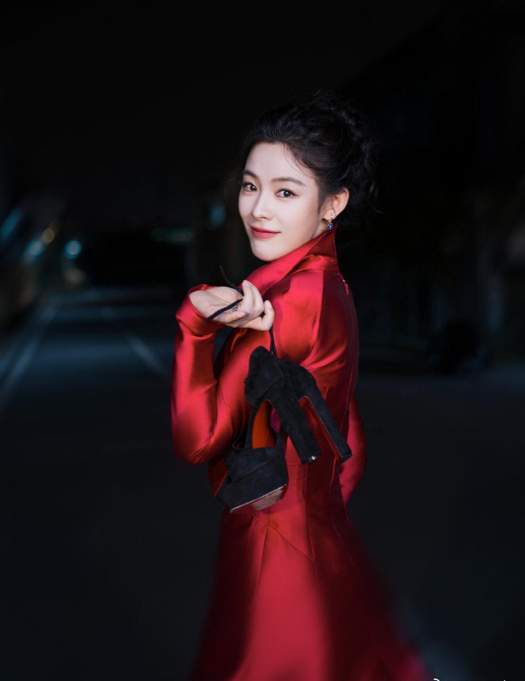 我的大观园 [哇]陈丽君 

“北纬的思念被季风吹远 相信只是时间问题 我们一定