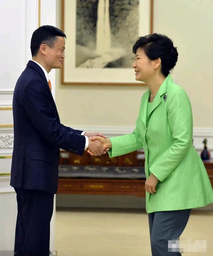 朴槿惠和马云握手，朴槿惠和比尔盖茨握手，画面和谐很美好。男女都有慕强心理，遇到强