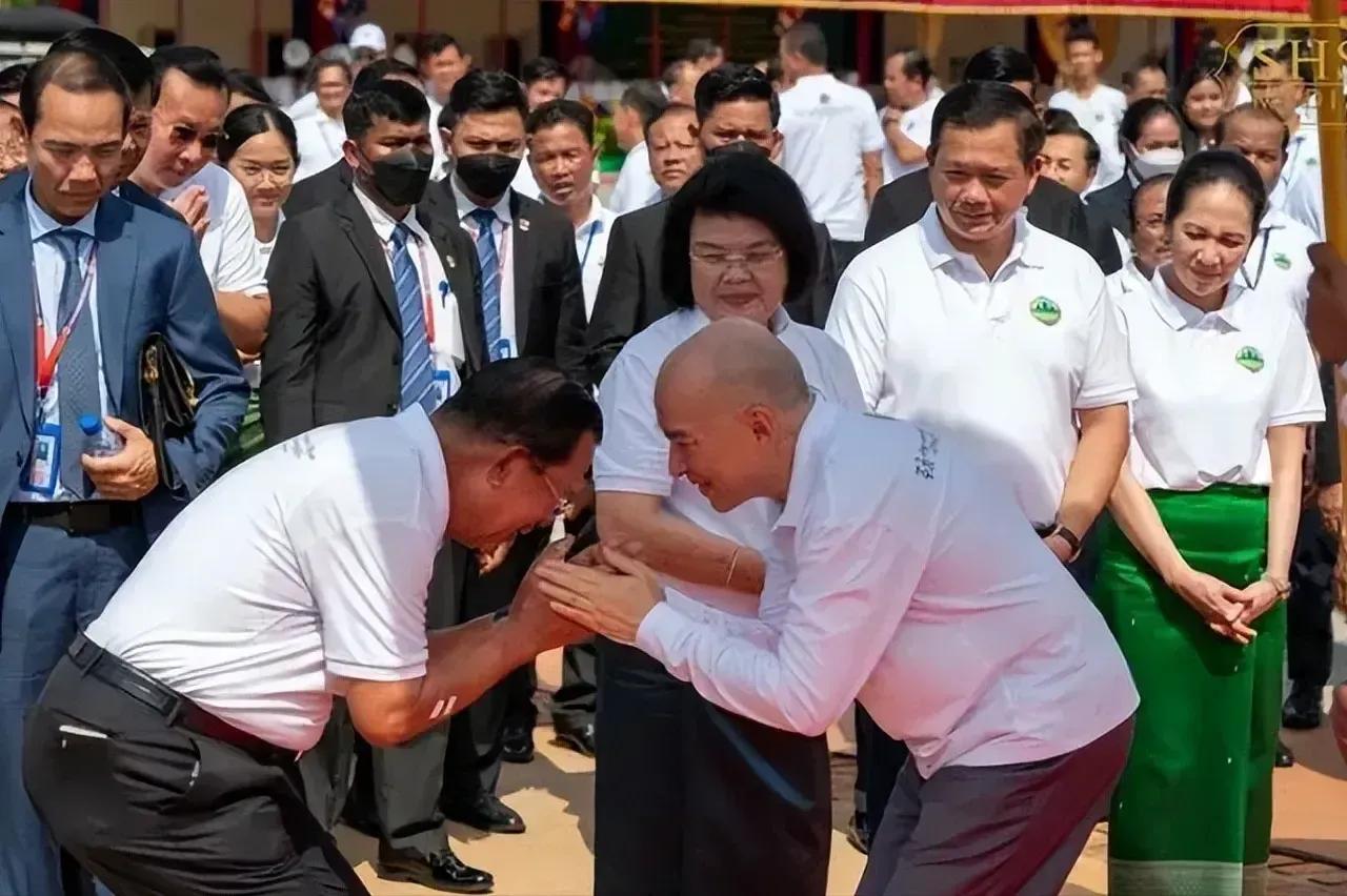 洪森可谓司马昭之心，路人皆知。洪森称，柬埔寨国王西哈莫尼队御赐诏书要求洪森继续在