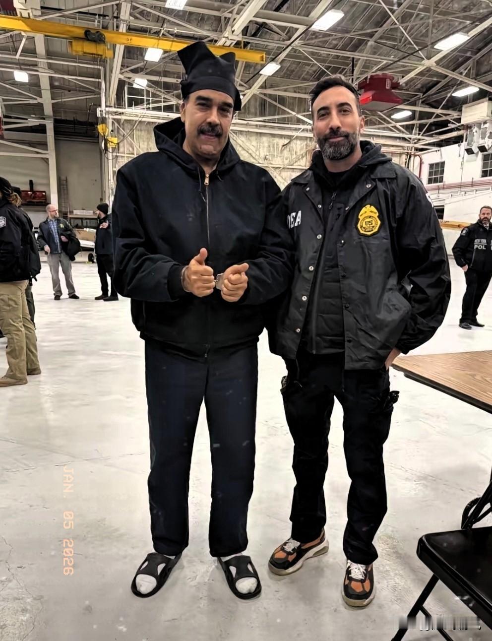 马杜罗到达美国，就跟明星一样的，长枪短炮摄像机照相机手机抢着拍照，还有把老马当做