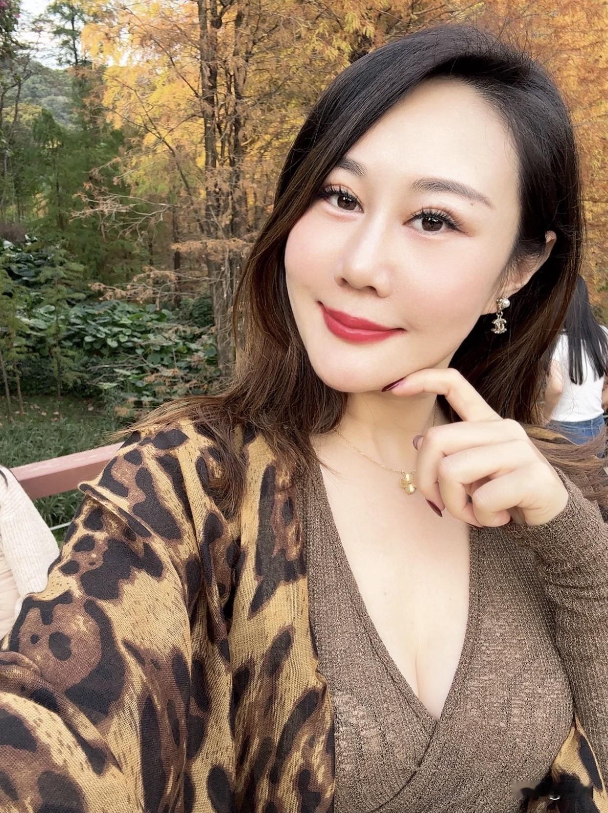 但真正有魅力的女人，靠的是内在特质。自信的女人自带光芒，不被世俗眼光左右，接受自