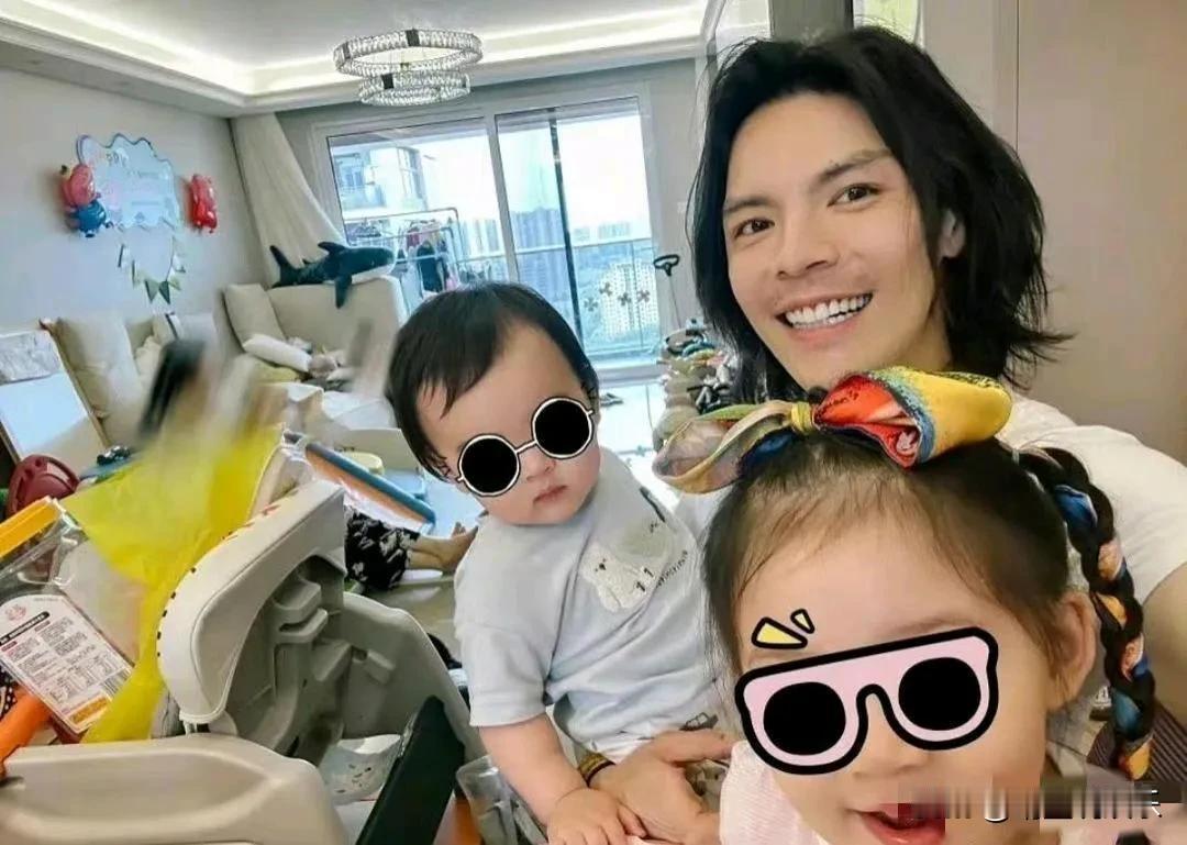 向佐家这么乱没想到，
没有保姆收拾吗？
他家客厅这么小更没想到，
小到东西堆不下