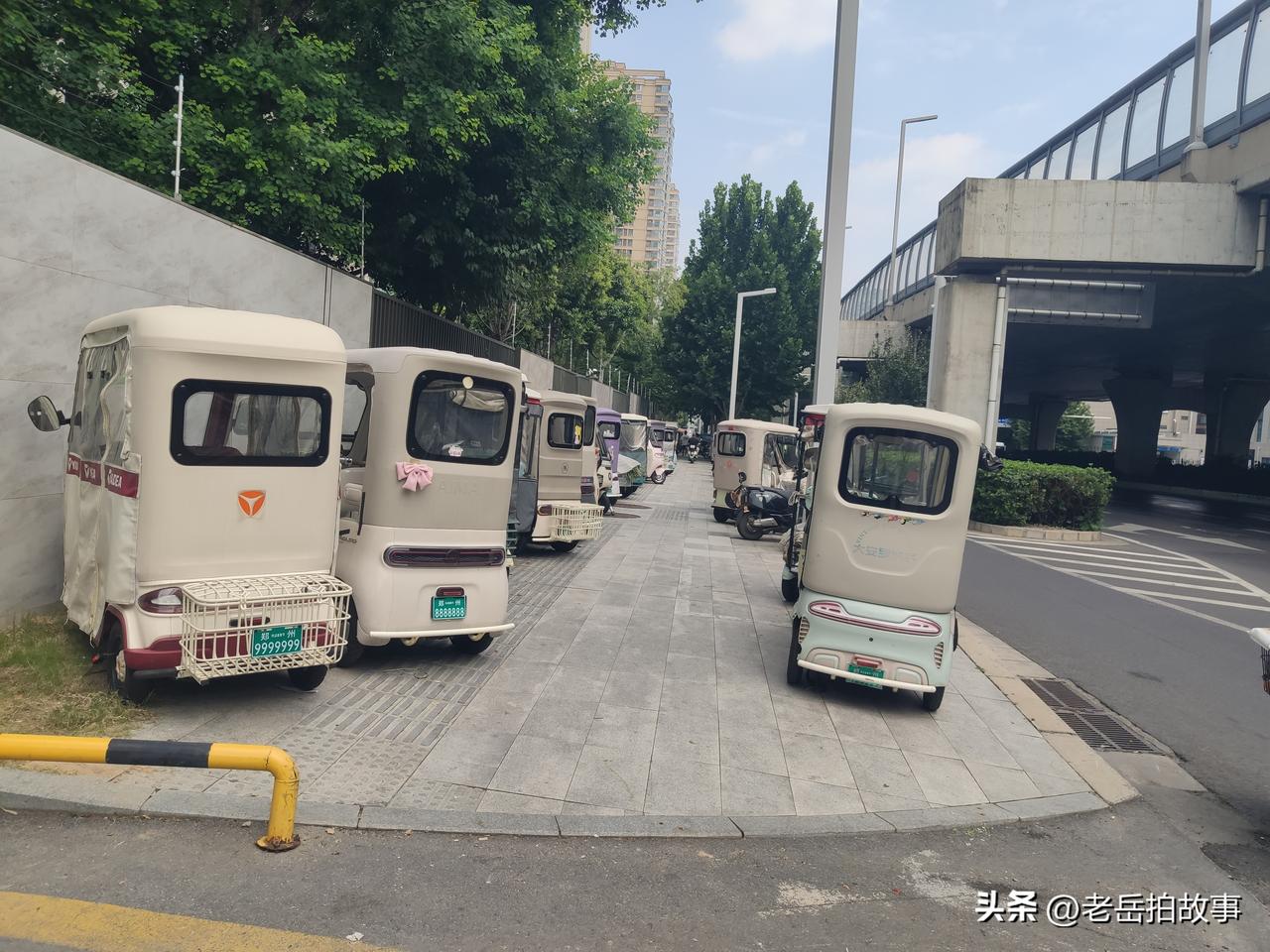 人行道秒变电动三轮停车场！啥原因？
这段儿人行道上咋会停这么多电动三轮车？
上午