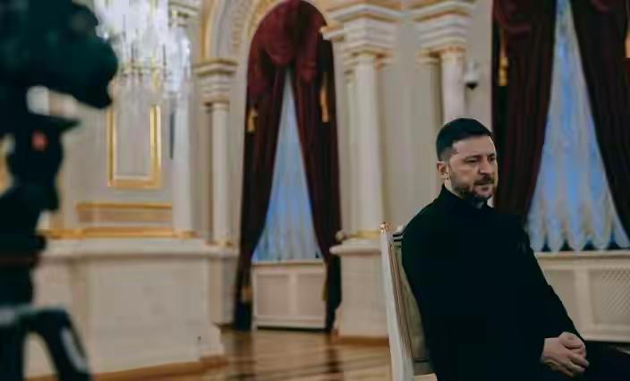 泽连斯基正遭遇政治寒冬，内外交困。内有腐败丑闻动摇根基，外有特朗普“28点计划”