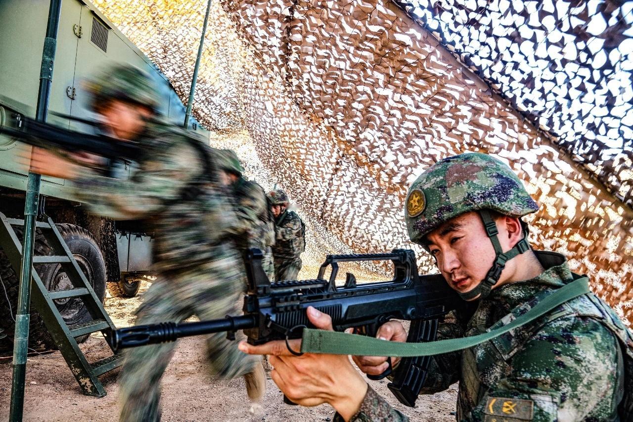 火箭军某部警卫兵在大漠深处依托地形环境开展实战化演练，没点开大图第一眼，导轨95