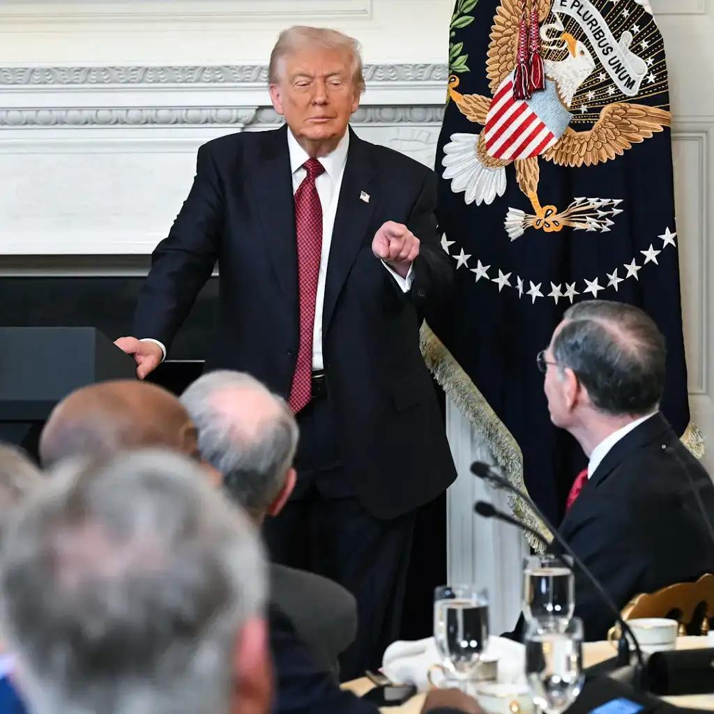 特朗普胜选一周年晚宴？

特朗普在今天早晨还搞了一个胜选一周年宴会，看起来开心极