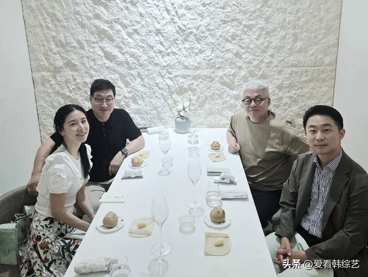 15日，演员李英爱在Instagram上传了照片。照片中，李英爱夫妇和金亨硕、作