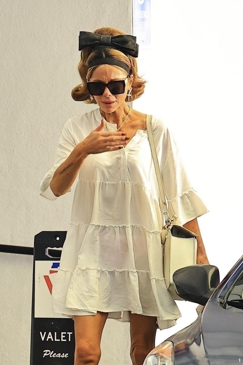 kate beckinsale凯特贝金赛尔在贝弗利山庄外出，K妈明显心情不好，哭