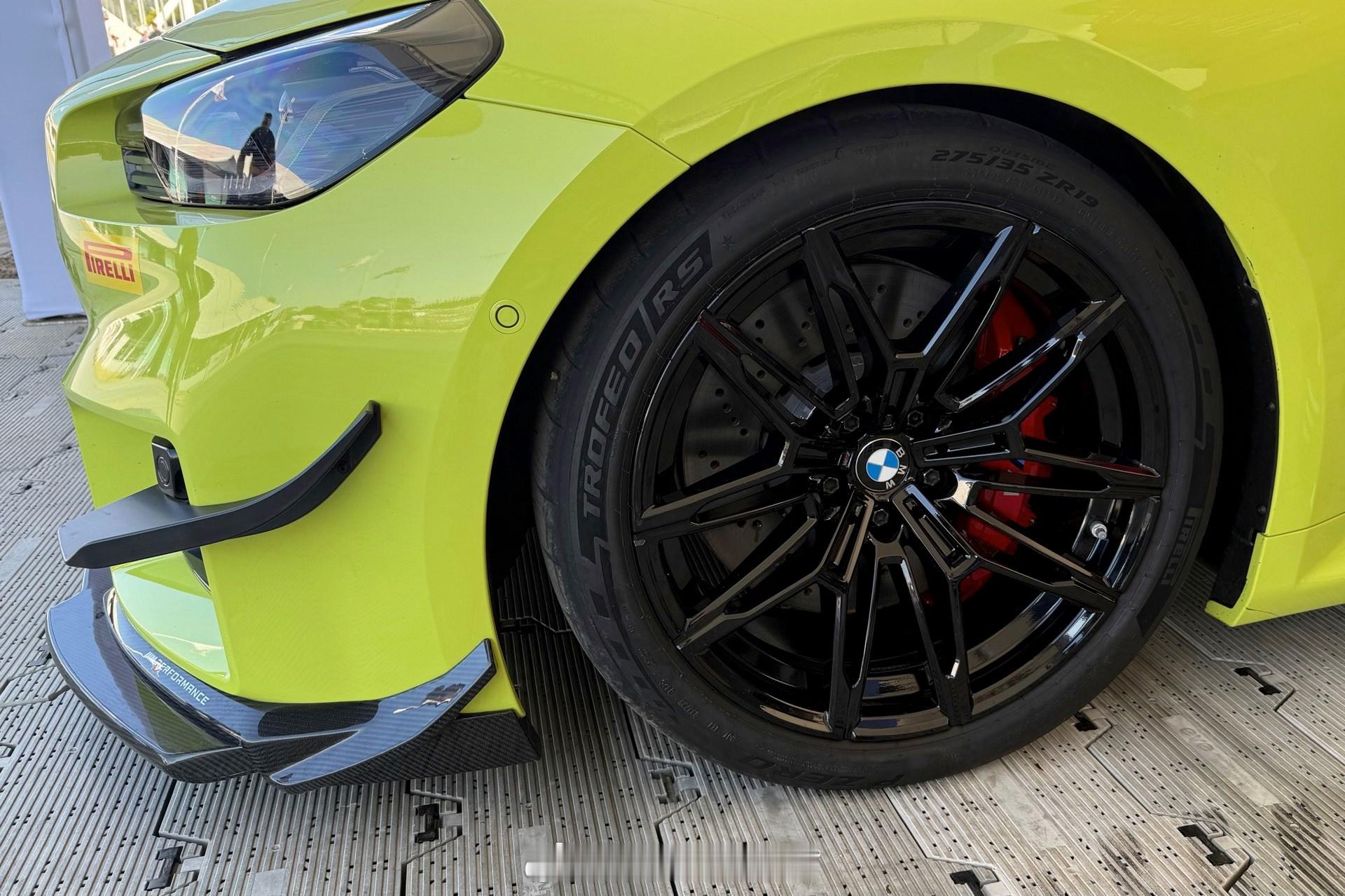 这是一台配备全新M Performance Track Kit赛道套件的M2，正