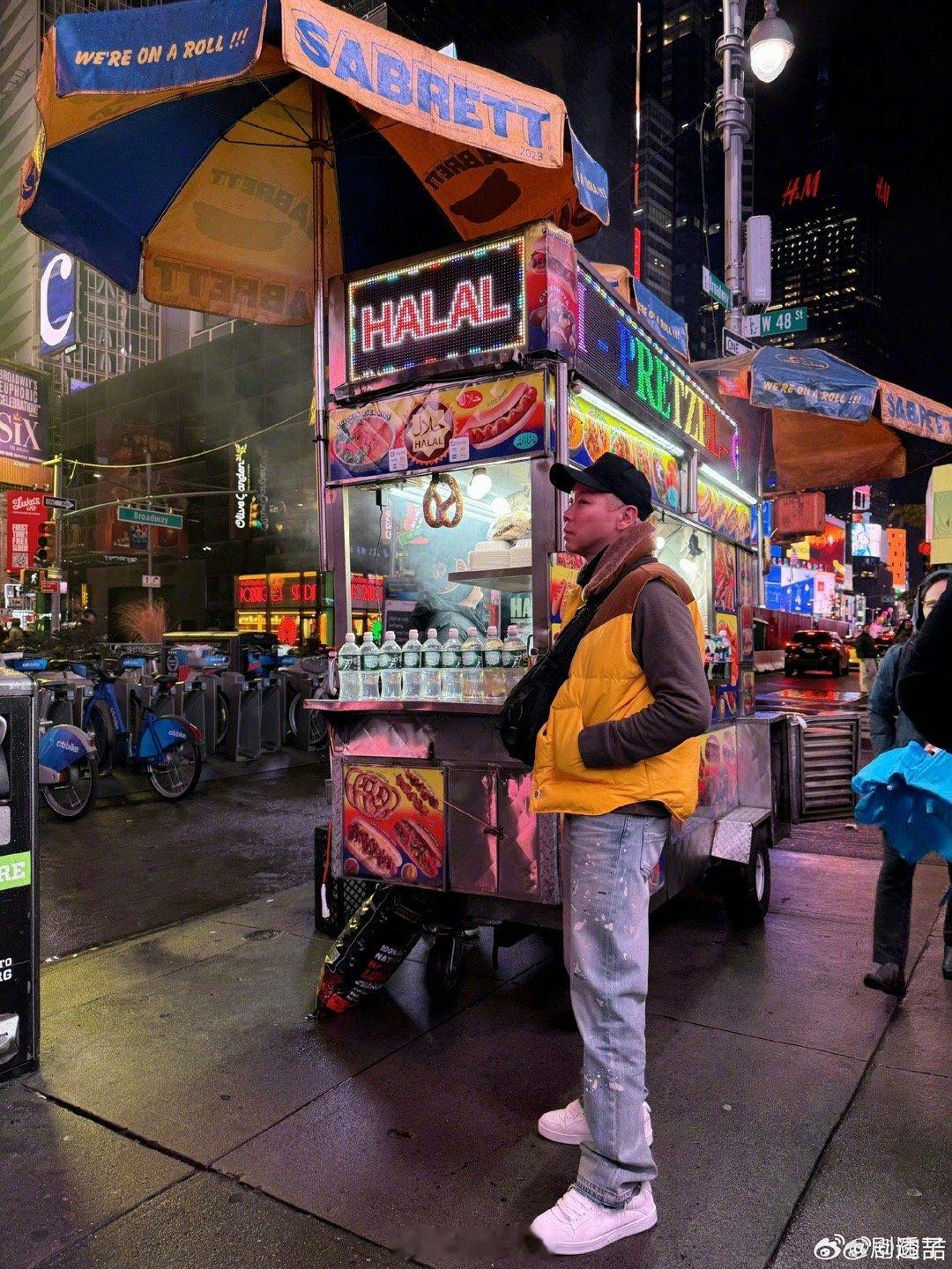 陶喆穿成了美式热狗 哈哈哈！陶喆北美巡演秒变“美式热狗侠”！小黄羽绒马甲一裹，街