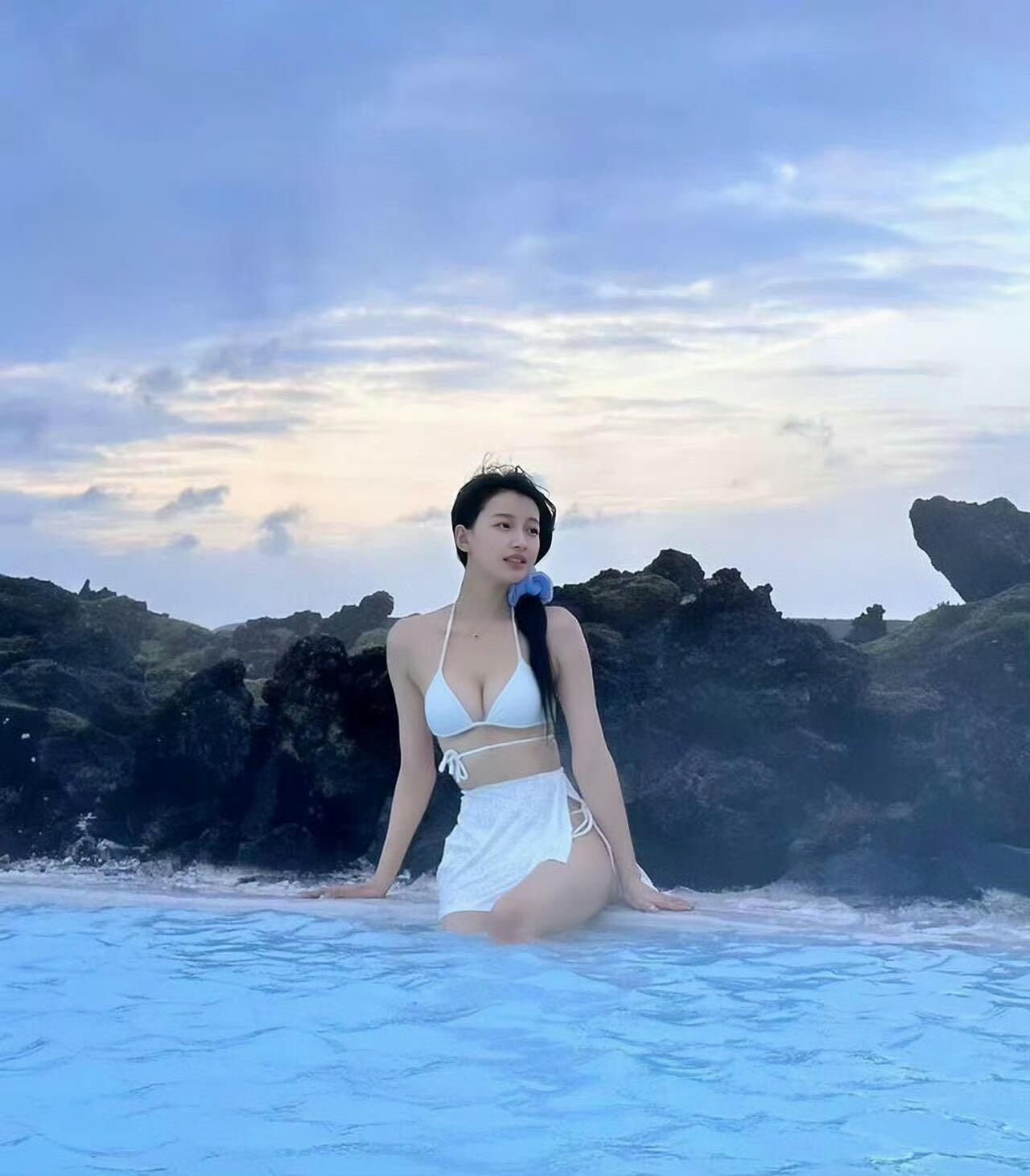 孙怡穿上泳装一点也不瘦嘛 