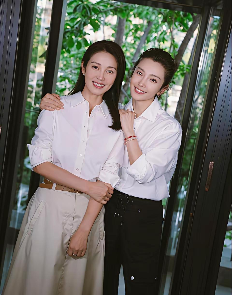 姐妹花容貌，
芳龄谁知道。
今日透个底，
六旬已快到。