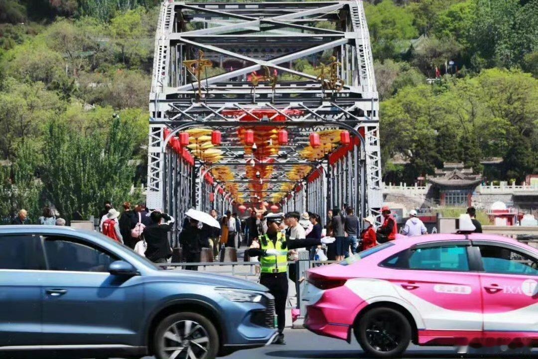兰州公安智慧交管护航五一 兰州公安守护金城平安 【智慧交管·温暖金城】全息斑马线