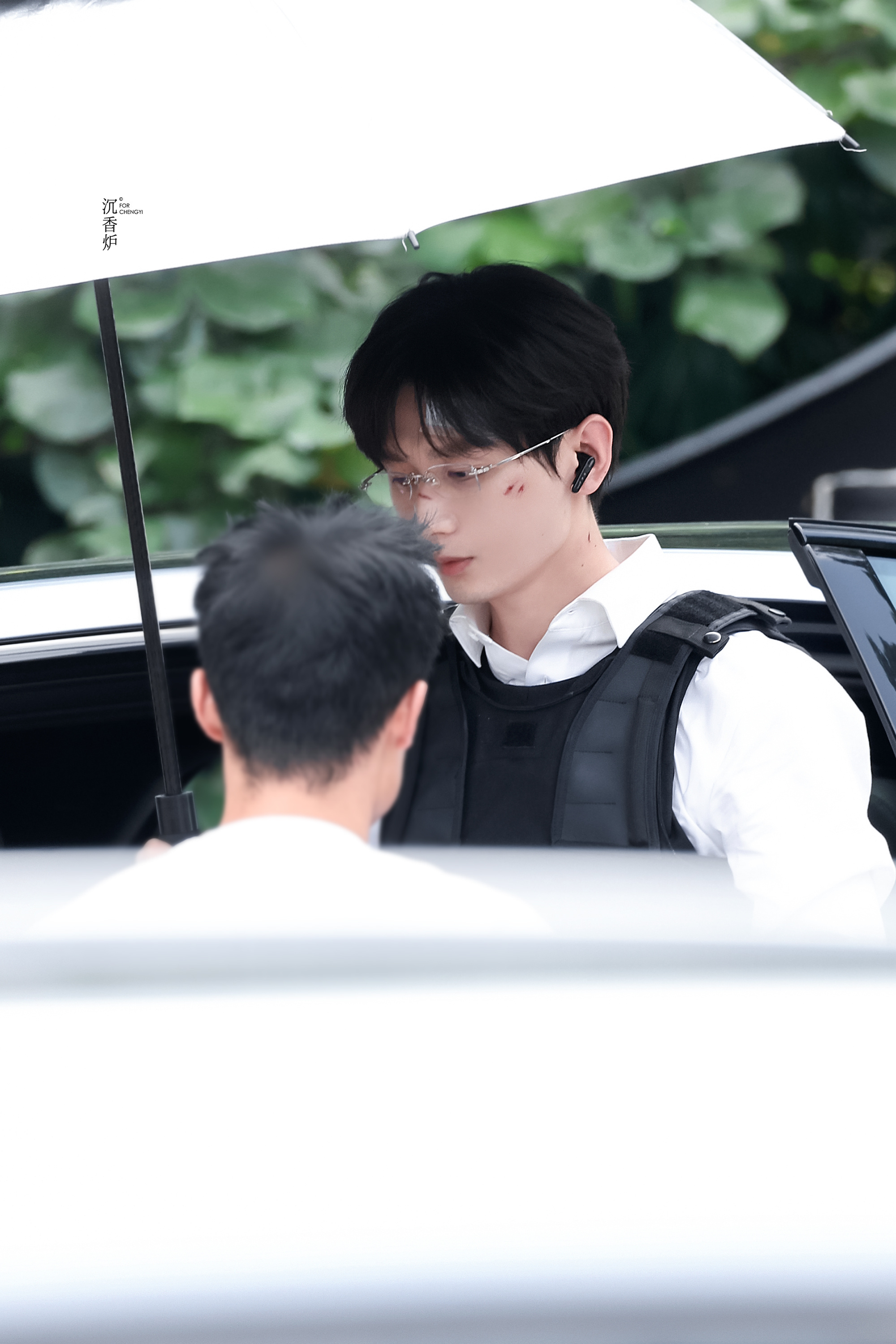 成毅林彦廷绷带手比耶因为成毅值得，所以他的每一次全力以赴，都让我们看到了演员的尊