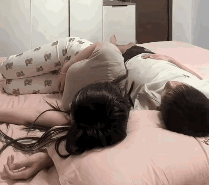 实名好奇，睡觉这么搂着，真的不觉得难受吗？