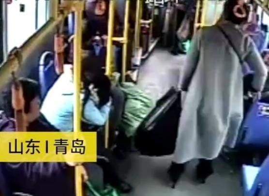 沉迷手机酿大祸！青岛公交女乘客因错过站暴怒，竟动手打司机引发热议。
现代人对手机