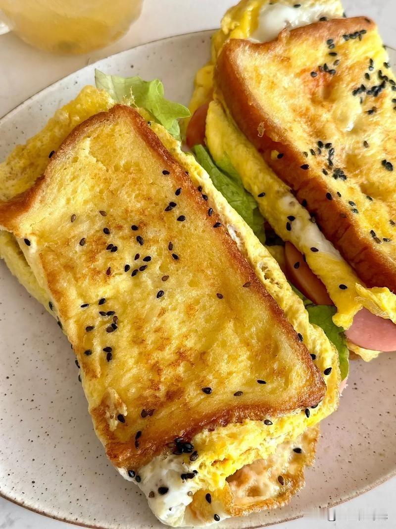 早餐吃对了，一天都快乐！[大笑]早起十分钟，给自己安排了这份会发光的早餐！🍳蛋