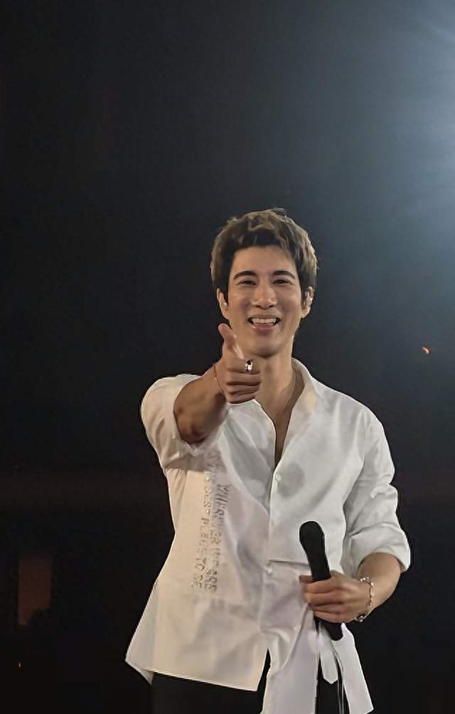 王力宏演唱会现场，粉丝互动超暖心
