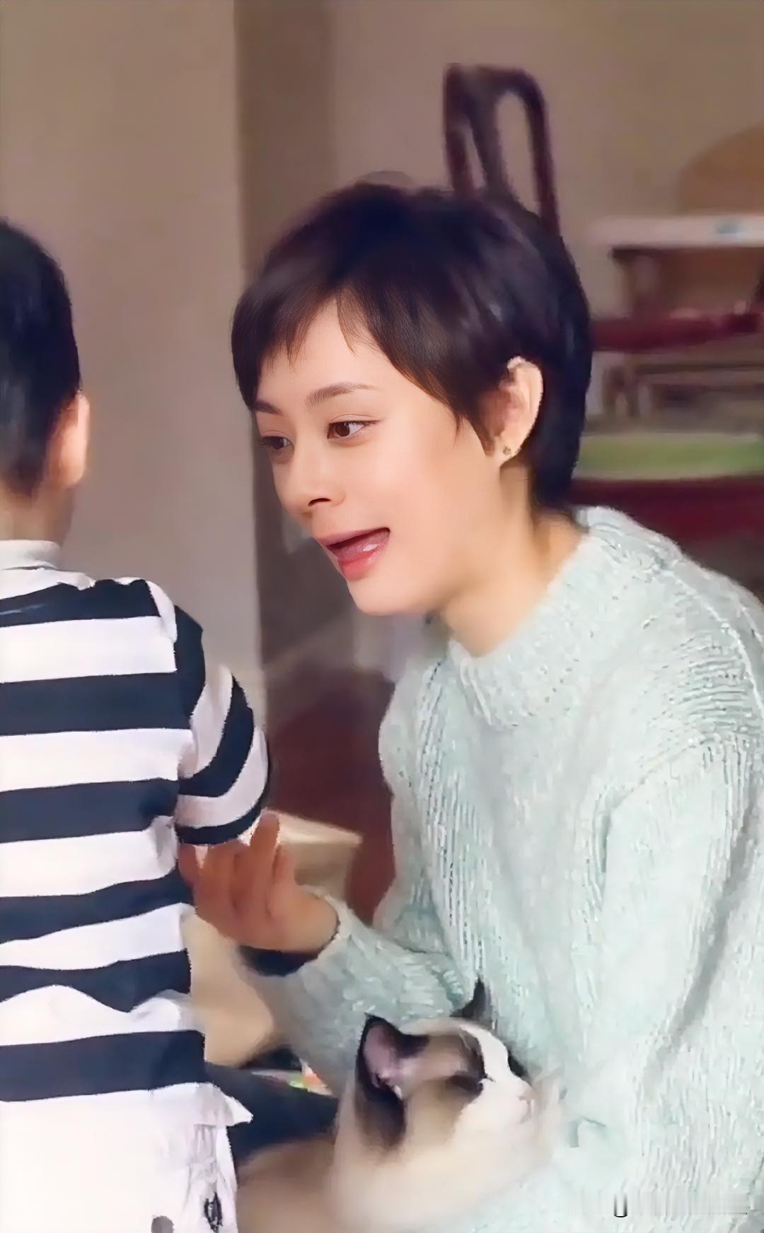 孙丽长的真好看，看着儿子满眼都是爱明星 孙美丽 孙丽美图 孙景丽 🌹🌹🌹?