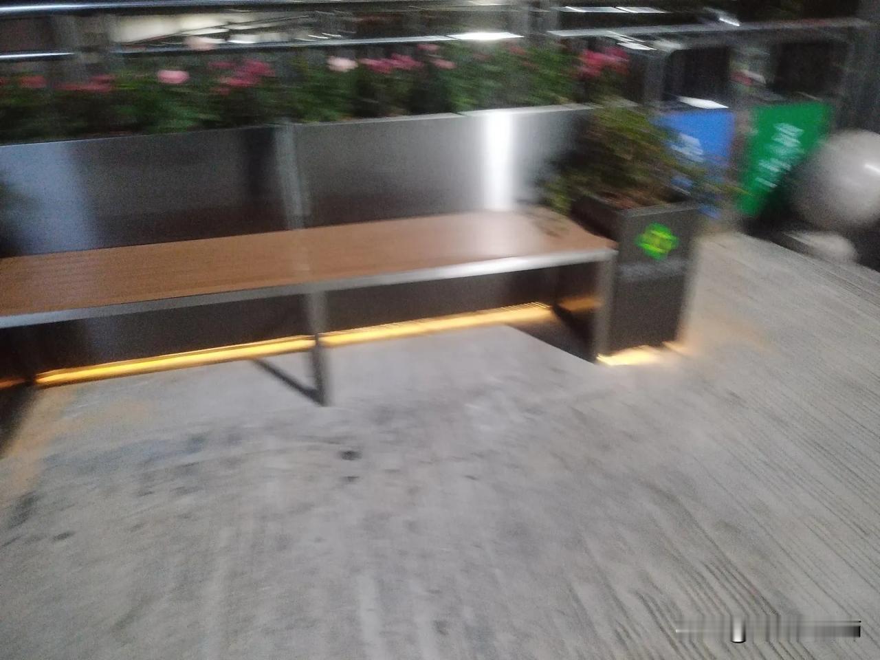 昨晚上，我着凉了。
岳母住院，老婆在病房陪岳母聊天，我很无聊就到外面溜达。
一会