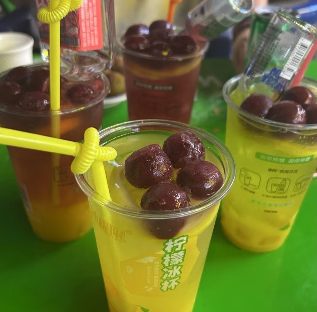 整天都加班的话那就要多吃点美食和同事吃放纵餐的一天好好补偿下自己[坏笑][坏笑]