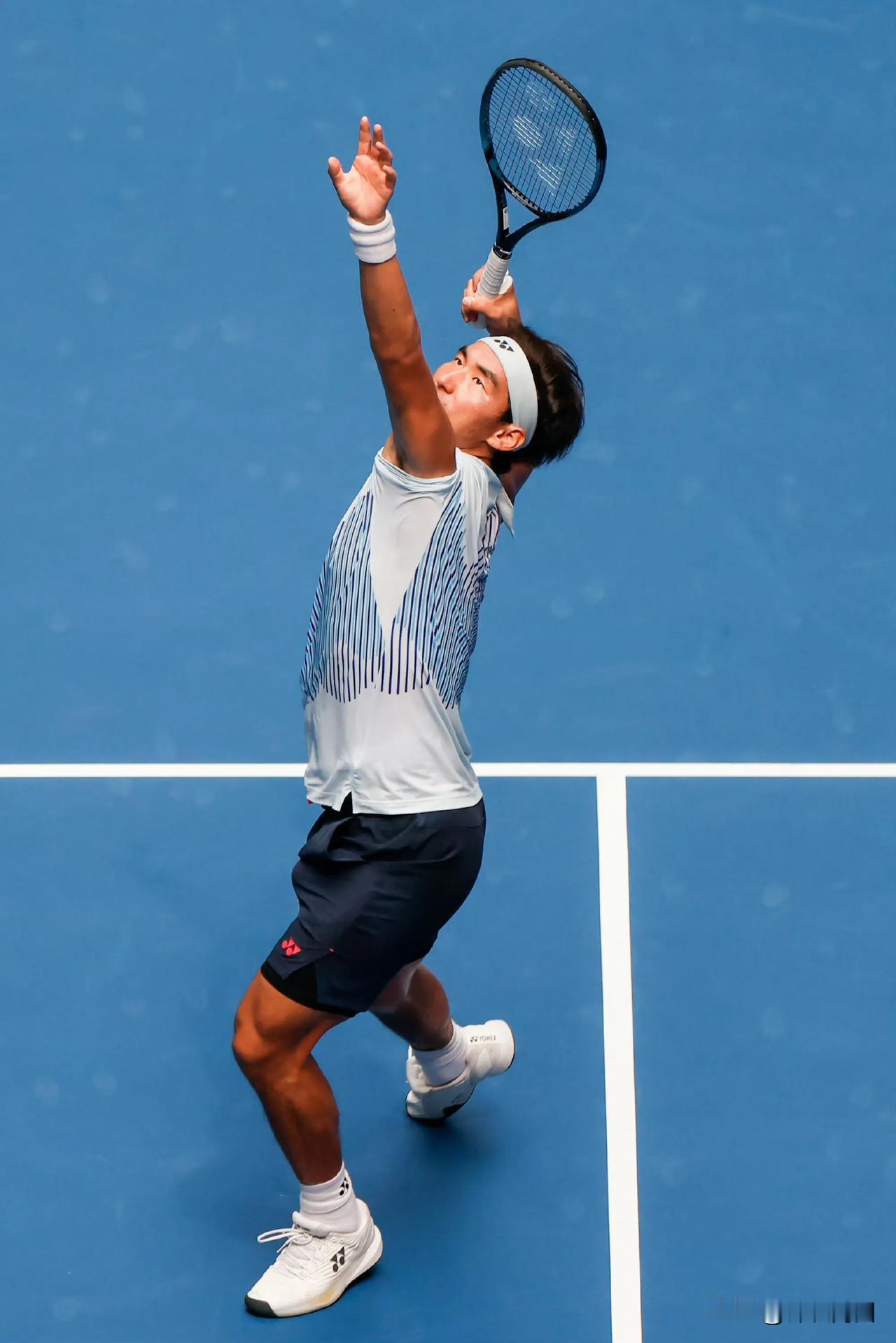 原来不止一个人关注小布无袖装问题，记者采访时问到他无袖装的问题，是否可直接上无袖