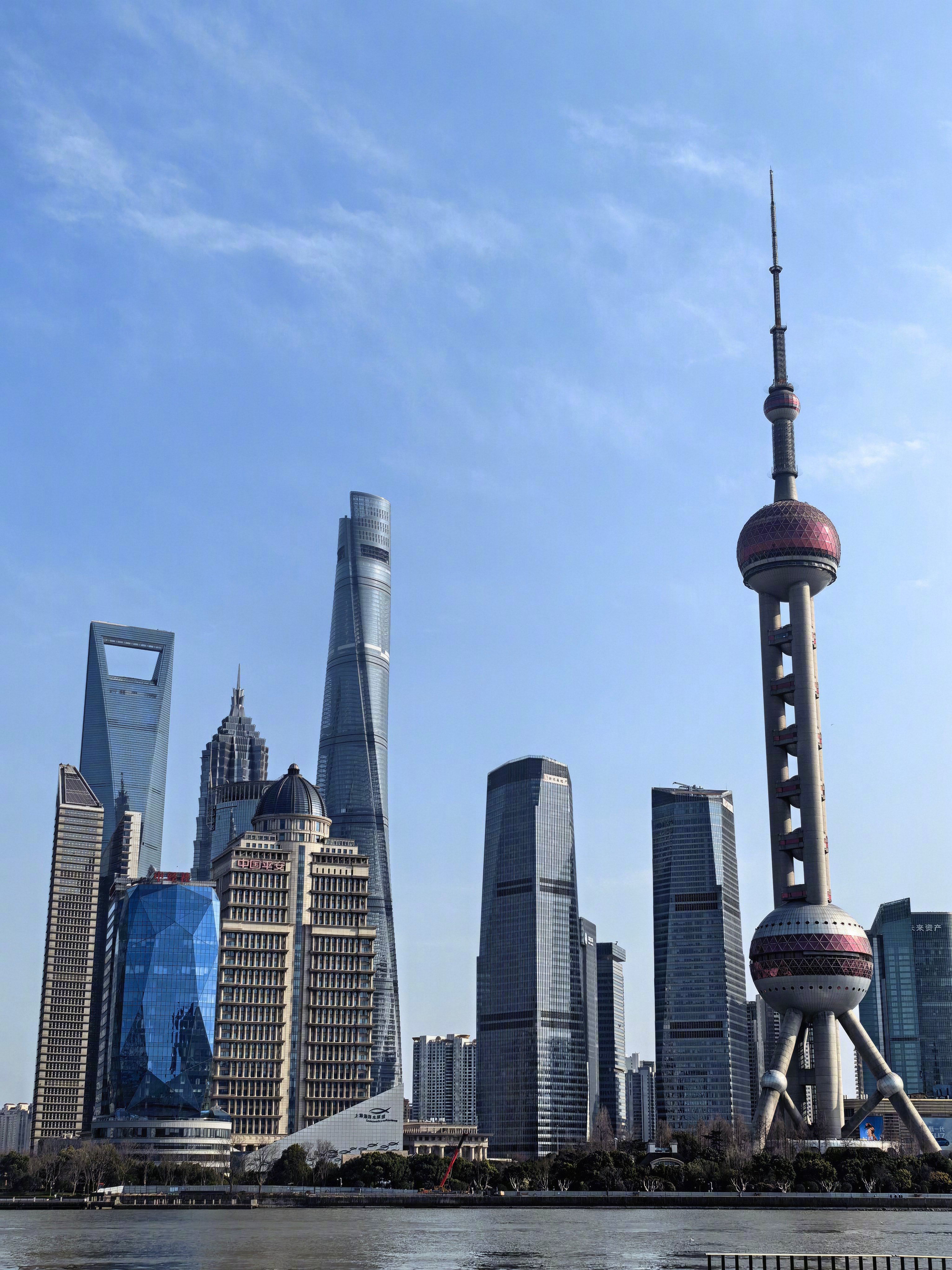 北京郊区生活+上班也不进城，不常见高楼大厦，每次在上海见到这么一大片高楼大厦，总