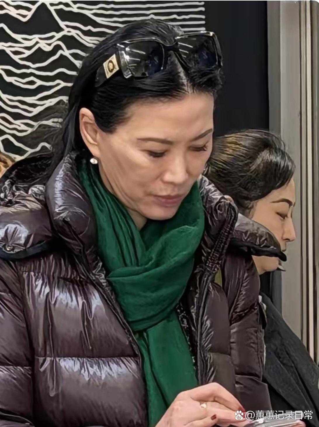 邓文迪这两天回到北京，穿着朴素逛小店，活的逍遥自在。 