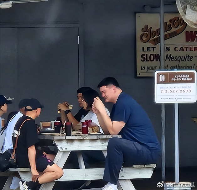 一家人在熟悉的烤肉店与老友重逢。 女儿1米9的身高成了焦点。 镜头前松弛的姚明，