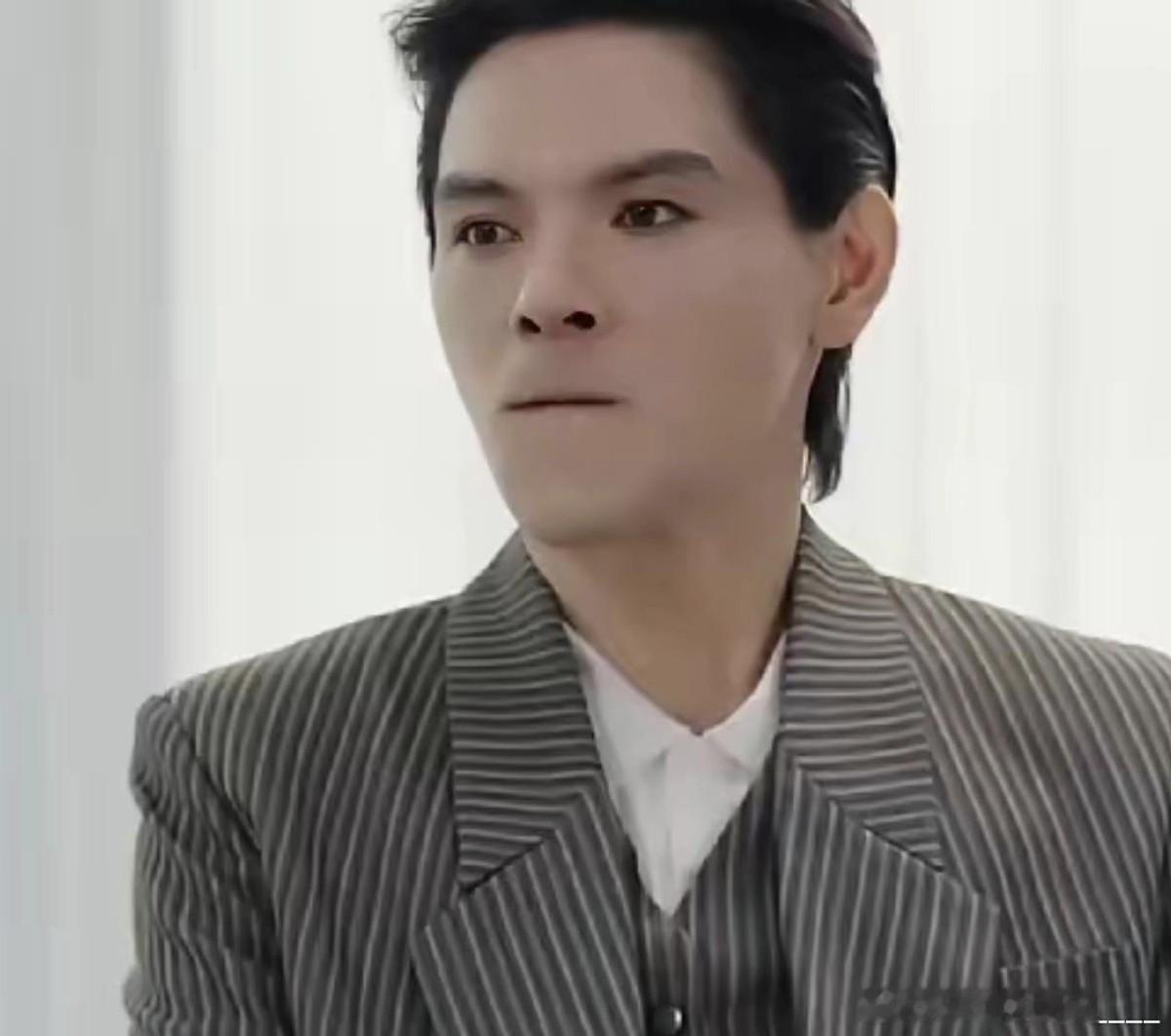 向佐结婚这几年肉眼可见的收心，倒把何鸿燊当年那句“听老婆话会发达”的含金量坐实了