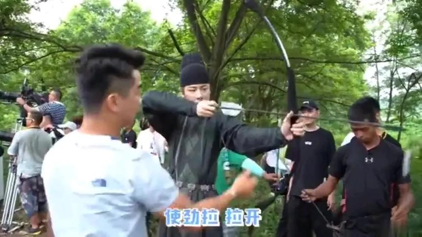 刘宇宁感慨早知道练点肌肉，怕是拍戏被扛时才惊觉“细狗”身份不保！要是早练成“猛男
