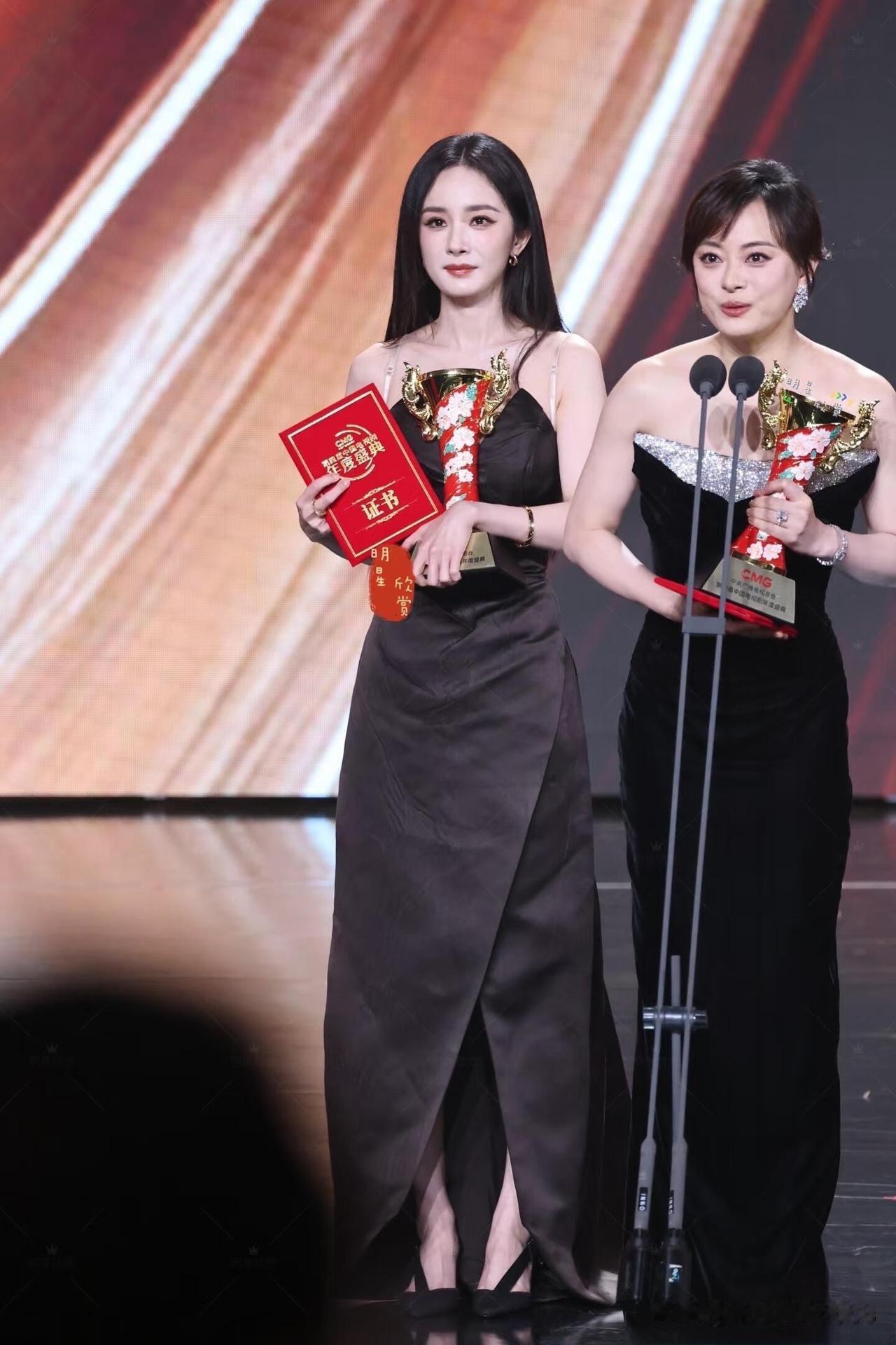 杨幂身高166.5，孙俪身高165，两个人都是穿的黑色礼服裙，杨幂的妆造更好看一