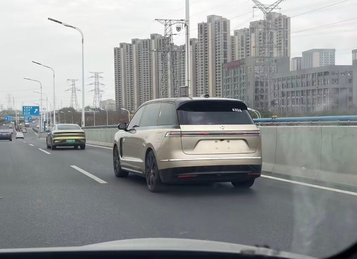 摊牌，蔚来ES9无伪装上路测试了蔚来es9新能源汽车