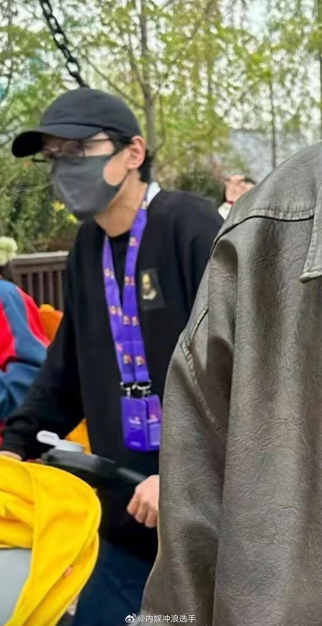 胡歌带女儿逛乐高乐园乐高乐园偶遇胡歌带女儿 胡歌带女儿逛乐高乐园，太低调了 ​​